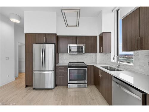 Ph03-65 Speers Road, Oakville, ON - Indoor Photo Showing Kitchen With Double Sink With Upgraded Kitchen