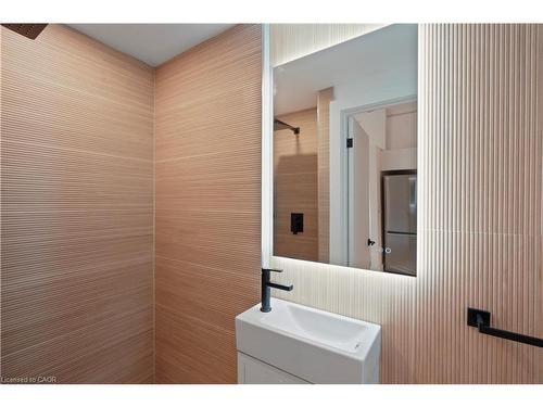 1-30 Jones Street, Hamilton, ON - Indoor Photo Showing Bathroom