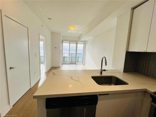 3911-20 Shore Breeze Drive, Toronto, ON - Indoor Photo Showing Kitchen