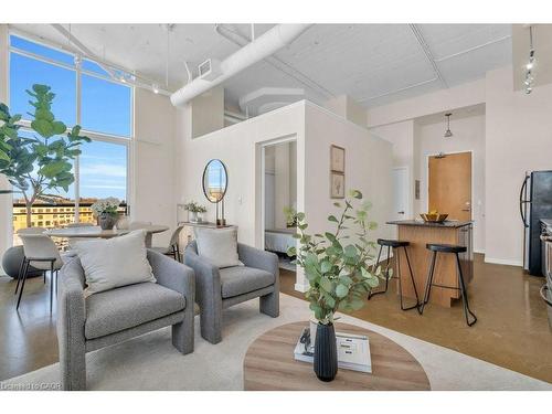 524-410 King Street W, Kitchener, ON - Indoor Photo Showing Living Room