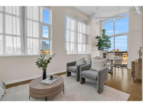524-410 King Street W, Kitchener, ON - Indoor Photo Showing Living Room