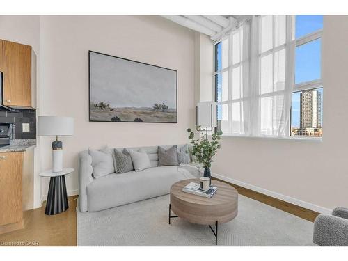524-410 King Street W, Kitchener, ON - Indoor Photo Showing Living Room
