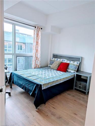 514-275 Larch Street, Waterloo, ON - Indoor Photo Showing Bedroom