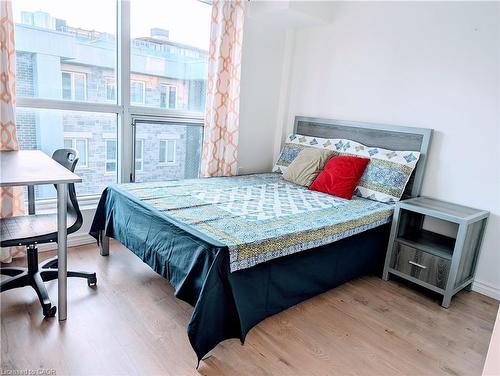 514-275 Larch Street, Waterloo, ON - Indoor Photo Showing Bedroom