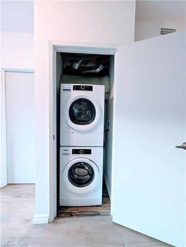 514-275 Larch Street, Waterloo, ON - Indoor Photo Showing Laundry Room