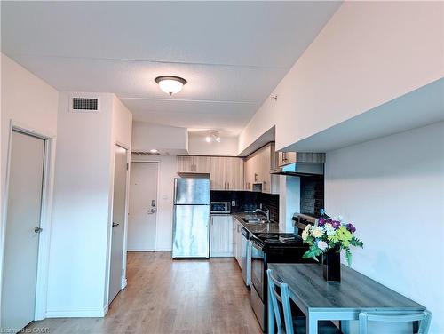 514-275 Larch Street, Waterloo, ON - Indoor Photo Showing Other Room