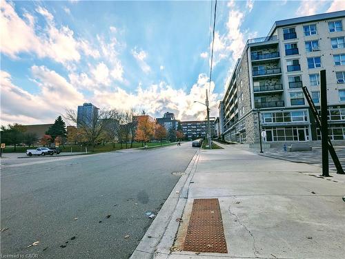 514-275 Larch Street, Waterloo, ON - Outdoor