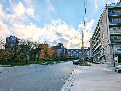 514-275 Larch Street, Waterloo, ON - Outdoor