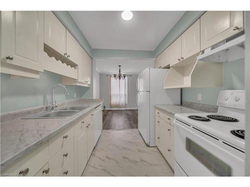 4-417 Keats Way, Waterloo, ON - Indoor Photo Showing Kitchen With Double Sink