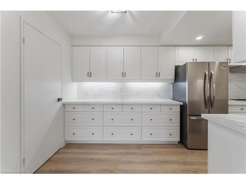 905-120 Duke Street, Hamilton, ON - Indoor Photo Showing Kitchen