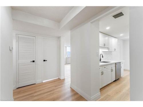 905-120 Duke Street, Hamilton, ON - Indoor Photo Showing Kitchen