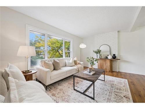 29-100 Bluevale Street N, Waterloo, ON - Indoor Photo Showing Living Room