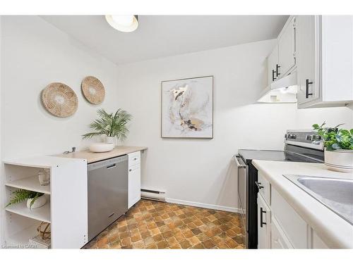 29-100 Bluevale Street N, Waterloo, ON - Indoor Photo Showing Kitchen