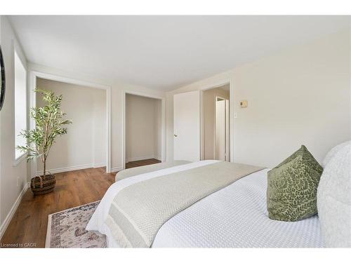 29-100 Bluevale Street N, Waterloo, ON - Indoor Photo Showing Bedroom