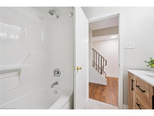 29-100 Bluevale Street N, Waterloo, ON - Indoor Photo Showing Bathroom