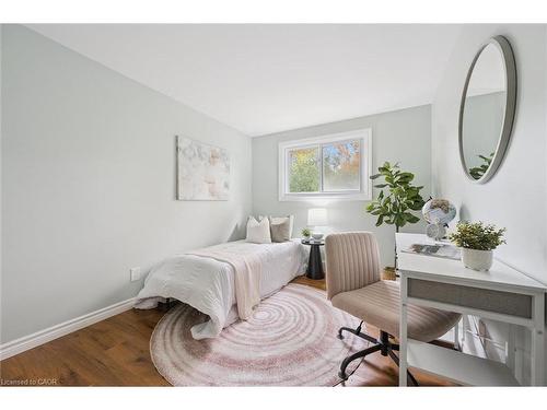 29-100 Bluevale Street N, Waterloo, ON - Indoor Photo Showing Bedroom