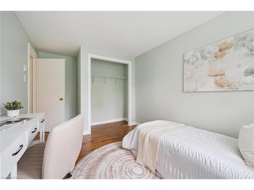 29-100 Bluevale Street N, Waterloo, ON - Indoor Photo Showing Bedroom