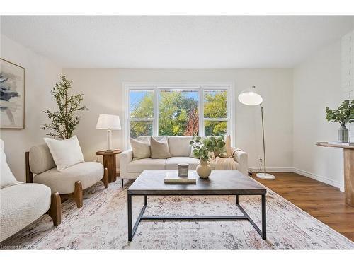 29-100 Bluevale Street N, Waterloo, ON - Indoor Photo Showing Living Room