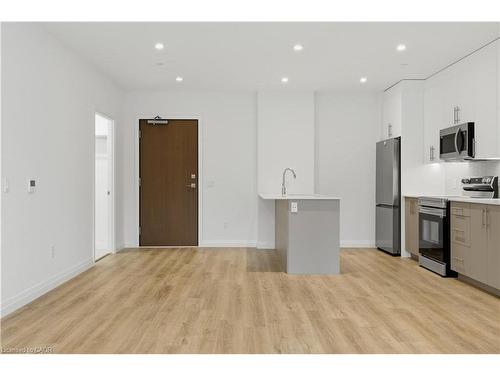 525-525 New Dundee Road, Kitchener, ON - Indoor Photo Showing Kitchen With Stainless Steel Kitchen