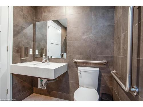 1303-93 Arthur Street S, Guelph, ON - Indoor Photo Showing Bathroom
