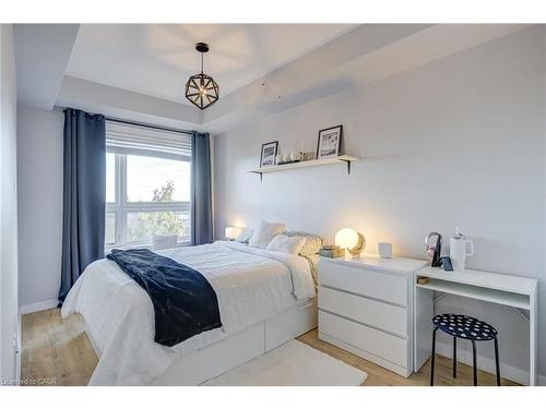 332-5010 Corporate Drive, Burlington, ON - Indoor Photo Showing Bedroom