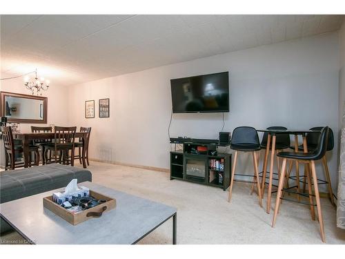 104-71 Vanier Drive, Kitchener, ON - Indoor Photo Showing Living Room