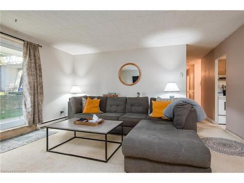 104-71 Vanier Drive, Kitchener, ON - Indoor Photo Showing Living Room