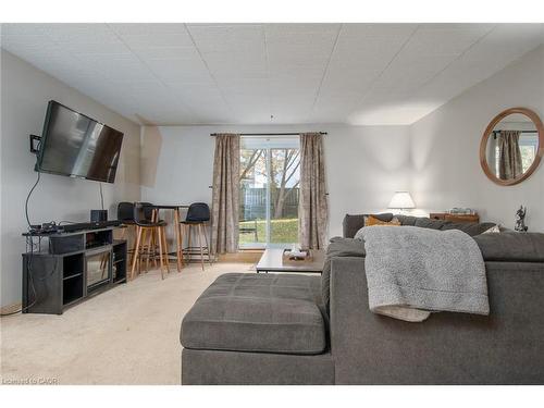104-71 Vanier Drive, Kitchener, ON - Indoor Photo Showing Living Room