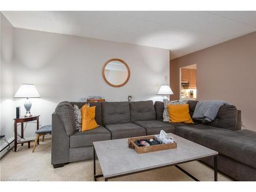 104-71 Vanier Drive, Kitchener, ON - Indoor Photo Showing Living Room