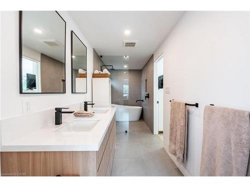 5135 Mulberry Drive, Burlington, ON - Indoor Photo Showing Bathroom