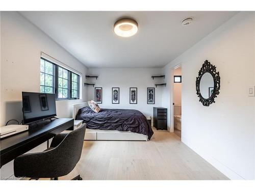 5135 Mulberry Drive, Burlington, ON - Indoor Photo Showing Bedroom