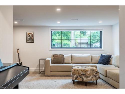 5135 Mulberry Drive, Burlington, ON - Indoor Photo Showing Living Room