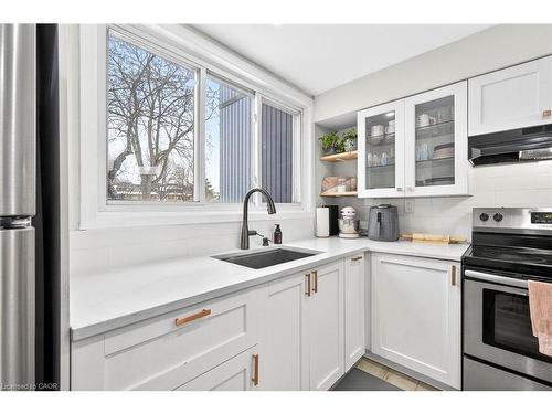 B63-25 Britten Close, Hamilton, ON - Indoor Photo Showing Kitchen With Upgraded Kitchen