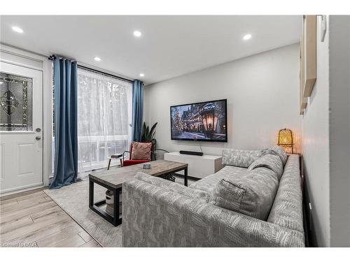 B63-25 Britten Close, Hamilton, ON - Indoor Photo Showing Living Room