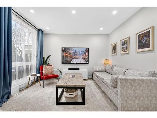 B63-25 Britten Close, Hamilton, ON - Indoor Photo Showing Living Room
