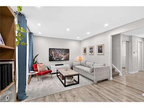B63-25 Britten Close, Hamilton, ON - Indoor Photo Showing Living Room