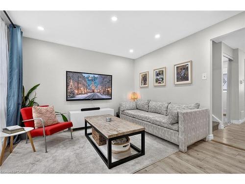 B63-25 Britten Close, Hamilton, ON - Indoor Photo Showing Living Room