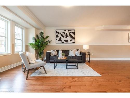 38 Archibald Mews, Toronto, ON - Indoor Photo Showing Living Room