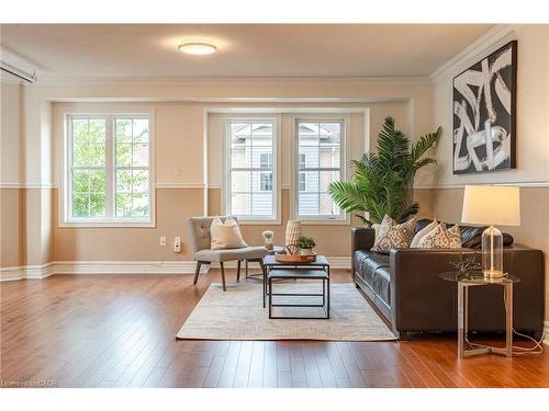 38 Archibald Mews, Toronto, ON - Indoor Photo Showing Living Room