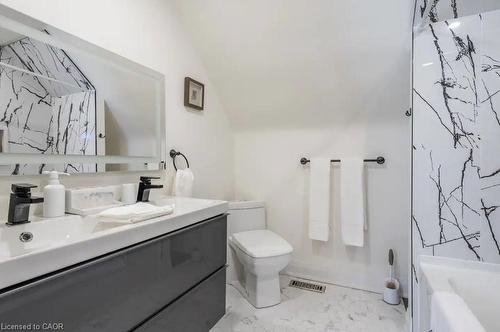 122 Queensdale Avenue E, Hamilton, ON - Indoor Photo Showing Bathroom