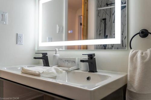 122 Queensdale Avenue E, Hamilton, ON - Indoor Photo Showing Bathroom