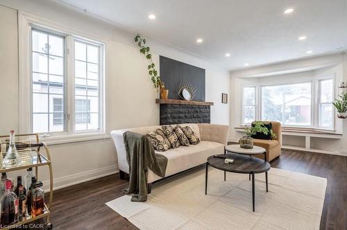 122 Queensdale Avenue E, Hamilton, ON - Indoor Photo Showing Living Room