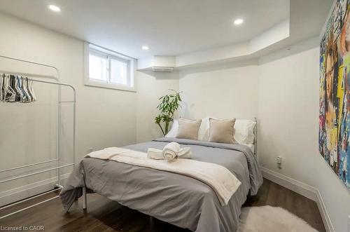 122 Queensdale Avenue E, Hamilton, ON - Indoor Photo Showing Bedroom