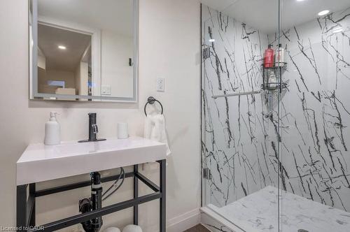 122 Queensdale Avenue E, Hamilton, ON - Indoor Photo Showing Bathroom