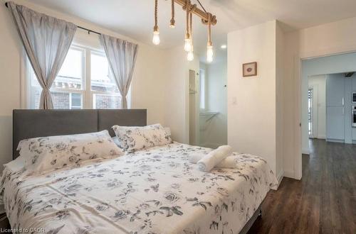122 Queensdale Avenue E, Hamilton, ON - Indoor Photo Showing Bedroom