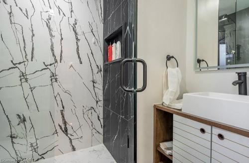 122 Queensdale Avenue E, Hamilton, ON - Indoor Photo Showing Bathroom