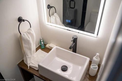 122 Queensdale Avenue E, Hamilton, ON - Indoor Photo Showing Bathroom