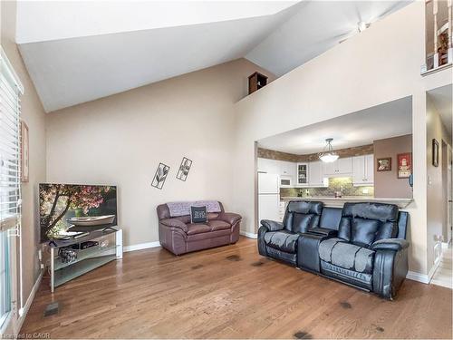 47 Dynasty Avenue, Stoney Creek, ON - Indoor Photo Showing Living Room