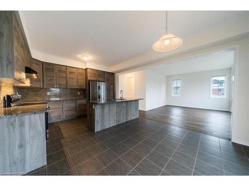 107 Cuesta Heights, Hamilton, ON - Indoor Photo Showing Kitchen