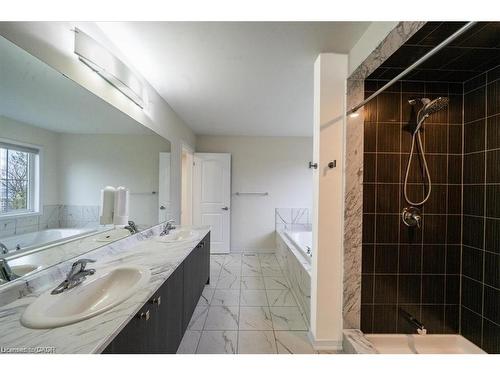 107 Cuesta Heights, Hamilton, ON - Indoor Photo Showing Bathroom